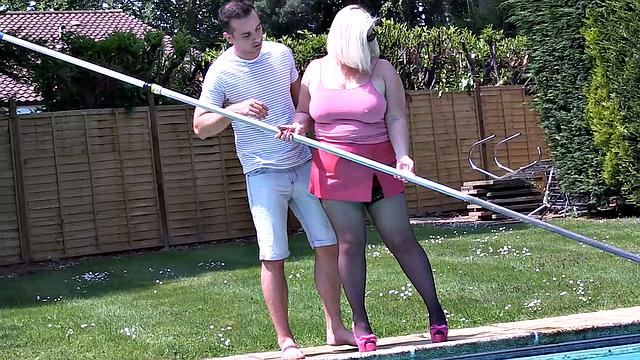 The Poolboy hard at work