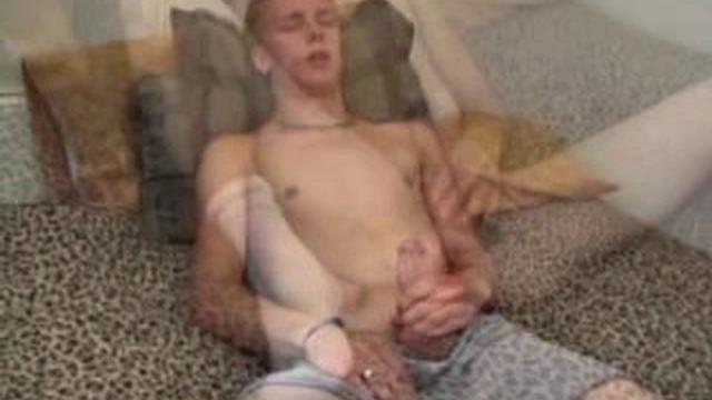 Roar Jacks Off With Dildo