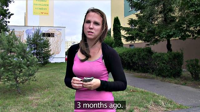 в лесу блондинка страстно садится на член и не сдерживается
