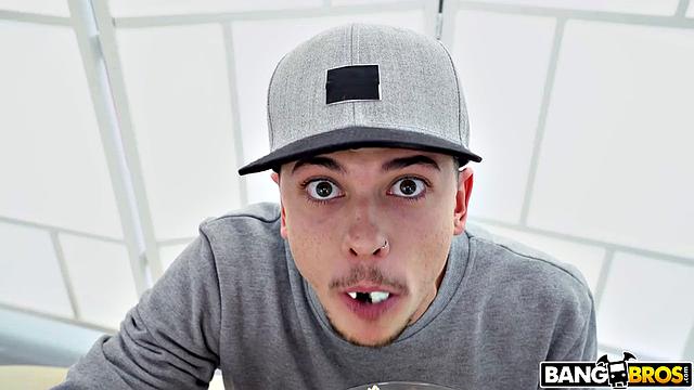 Шейла Ортега устраивает стриптиз Томми и сосёт его большой член, пока он кидает ей попкорн на задницу.