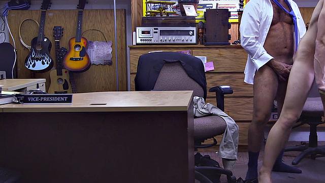 солидный мужик в костюме отчаянно ебётся с парнем ради денег