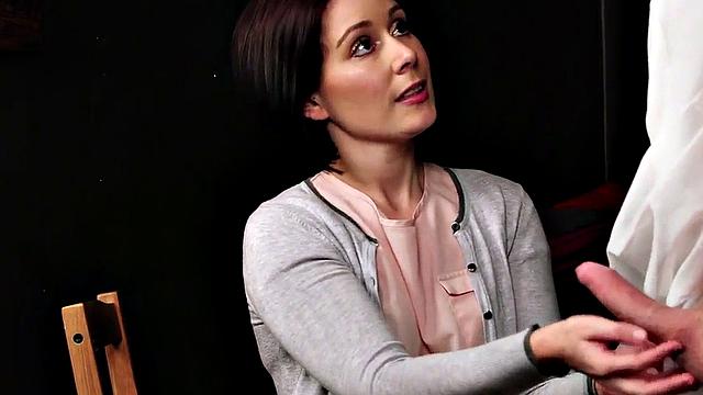 британская начальница дрочит подчинённому и кончает на свои чулки