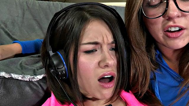 две страстные брюнетки лижут и ласкают друг другу киски