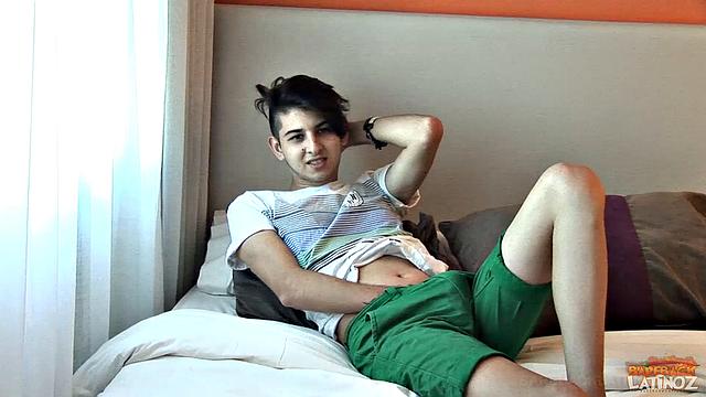 Латиноамериканский твинг Мерли дрочит и ласкает свою жопу пальцами