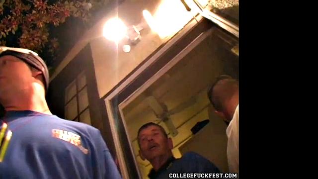 пьяная студентка от скуки сосёт и получает по полной