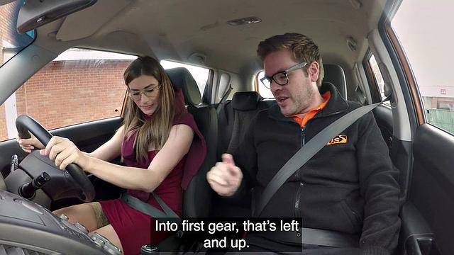 брюнетка в чулках скачет на члене прямо в машине