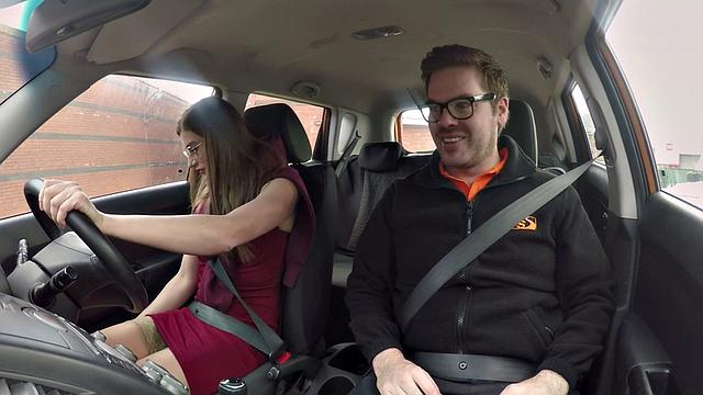 брюнетка в чулках скачет на члене прямо в машине