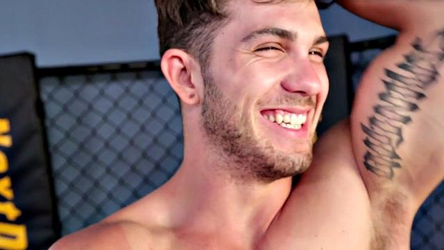 Sixpack stud shows ass and masturbates in locker room