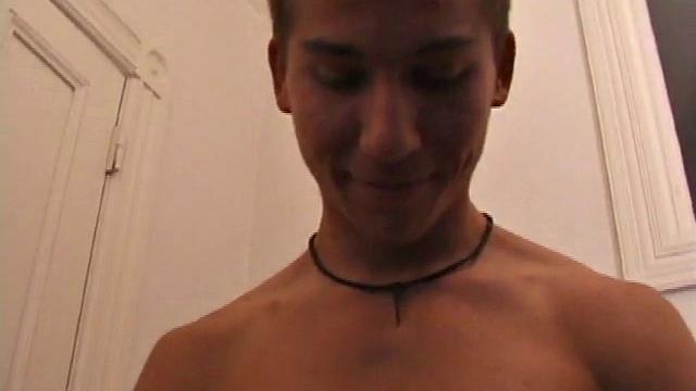 Брок Лабелли дрочит толстый член и кончает после недели воздержания