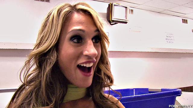 грязная стирка превращается в жаркую порку и сперму