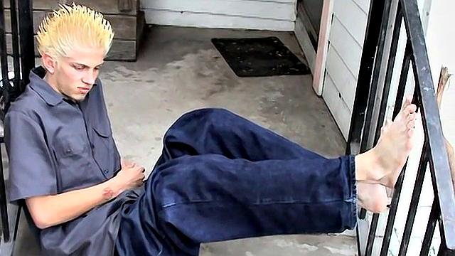 Ian Madrox shows off his feet for a gay outdoor foot fetish session