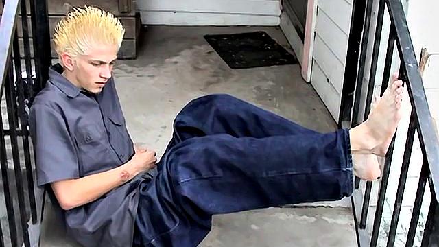Ian Madrox shows off his feet for a gay outdoor foot fetish session