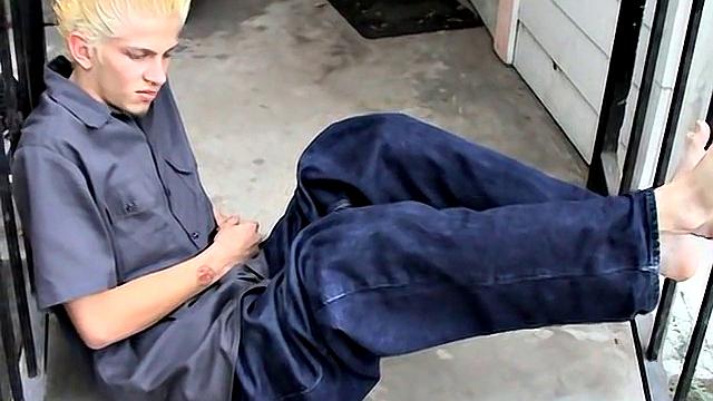 Ian Madrox shows off his feet for a gay outdoor foot fetish session