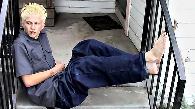 Ian Madrox shows off his feet for a gay outdoor foot fetish session