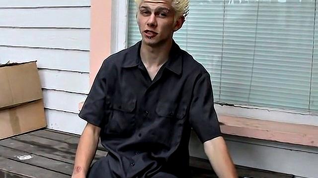Иан Мадрок показывает свои ноги на гей-сессии с фетишем на ступни на улице