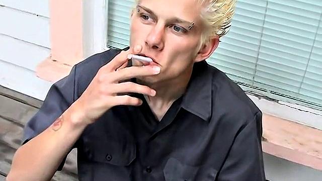 Ian Madrox shows off his feet for a gay outdoor foot fetish session