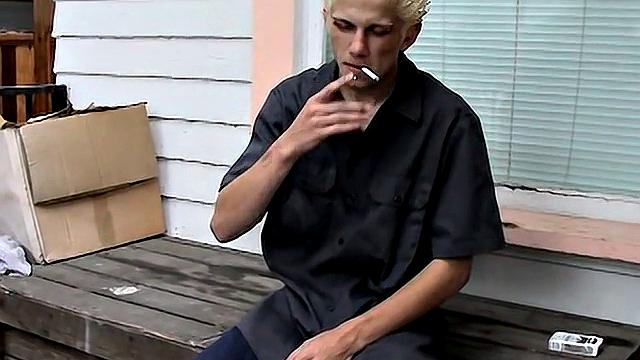 Иан Мадрок показывает свои ноги на гей-сессии с фетишем на ступни на улице