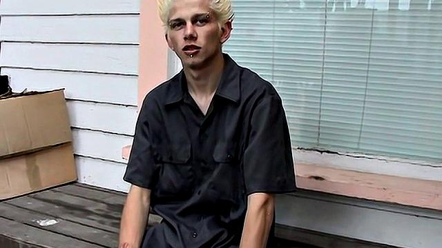 Ian Madrox shows off his feet for a gay outdoor foot fetish session