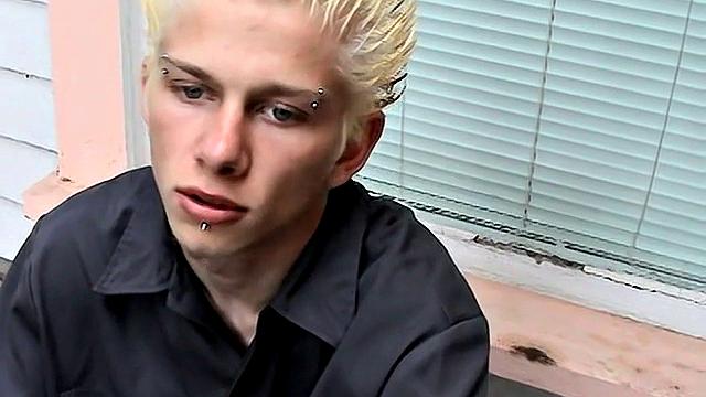 Ian Madrox shows off his feet for a gay outdoor foot fetish session