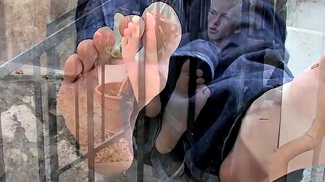 Иан Мадрок показывает свои ноги на гей-сессии с фетишем на ступни на улице