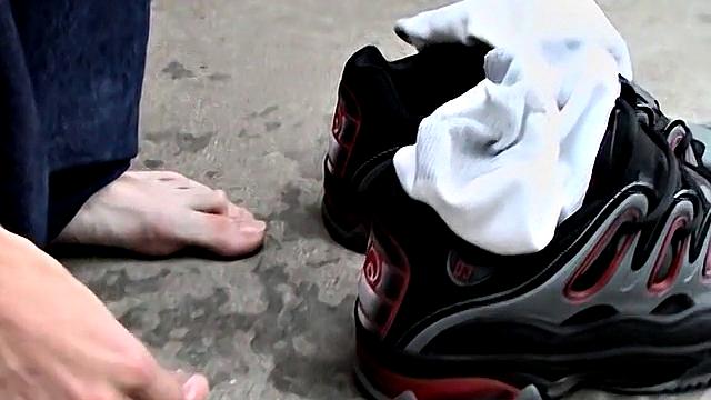 Ian Madrox shows off his feet for a gay outdoor foot fetish session