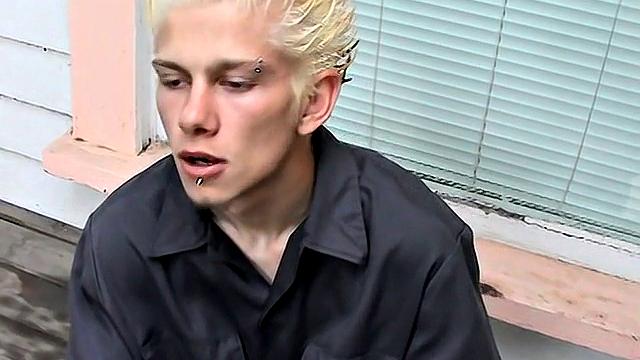 Ian Madrox shows off his feet for a gay outdoor foot fetish session