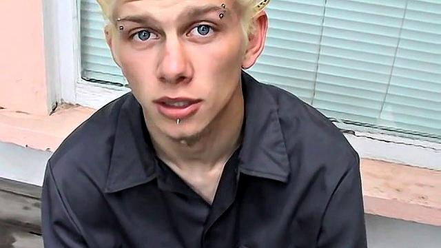 Ian Madrox shows off his feet for a gay outdoor foot fetish session