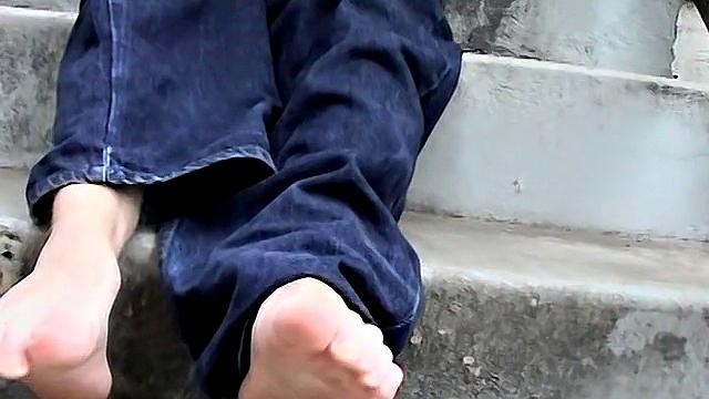 Иан Мадрок показывает свои ноги на гей-сессии с фетишем на ступни на улице