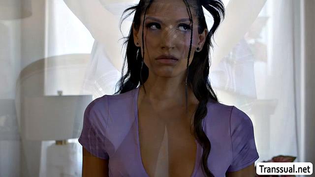 Yhivi дает своей транс-подруге Зариа Аура трахнуть себя и отсасывает ей член на камеру.