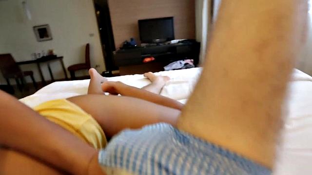 тайская малышка выдает минет в отеле и шутит над белым туристом