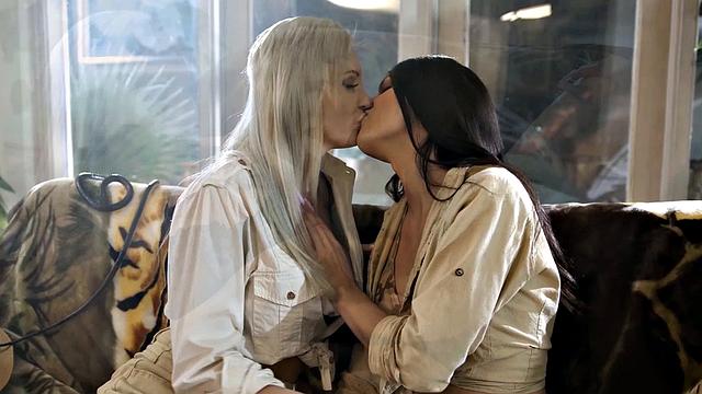 TRANSFIXED - Horny Zariah Aura Tames MILF Kenzie Taylor's Wild Pussy!ROUGH SEX