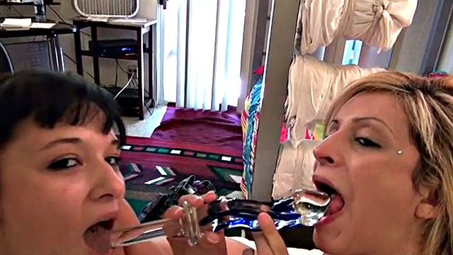 Teen lesbians fucking dildo together