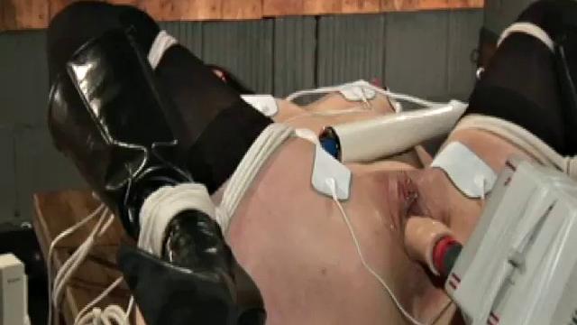 Дилдо, ток и плётка-у нее ни стыда, ни трусов