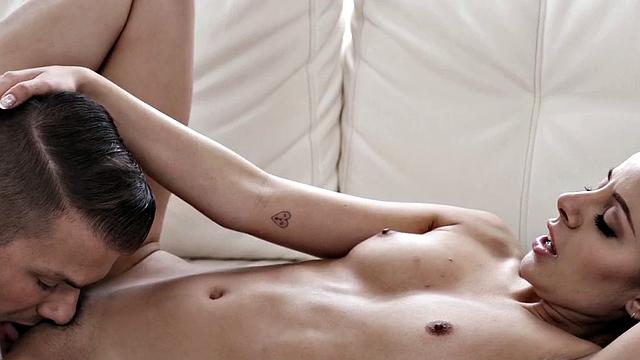 сексуальная няня скачет на члене после страстного куннилингуса