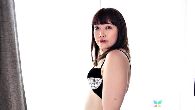 азиатская брюнетка в сетке и на каблуках жёстко соблазняет в спальне