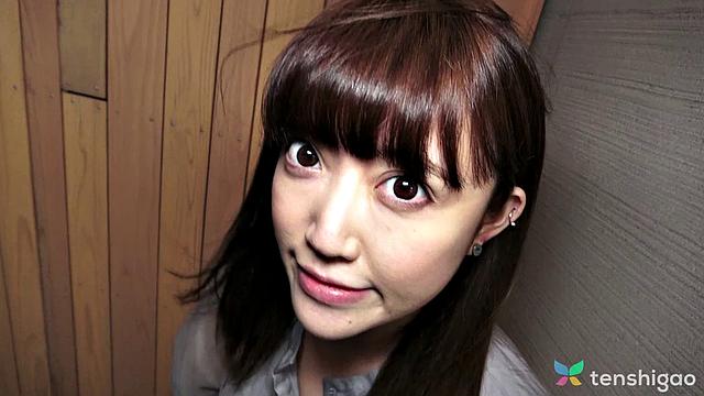 азиатская брюнетка в сетке и на каблуках жёстко соблазняет в спальне