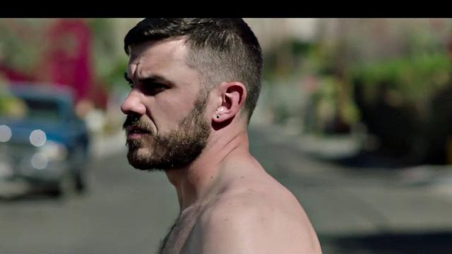 Качок ловит жаркий анальный секс от другого парня на свежем воздухе.