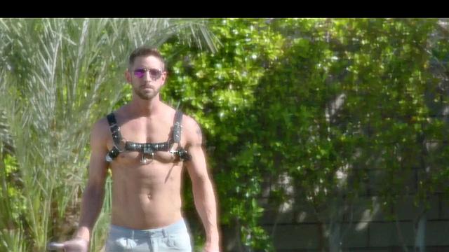 Качок ловит жаркий анальный секс от другого парня на свежем воздухе.