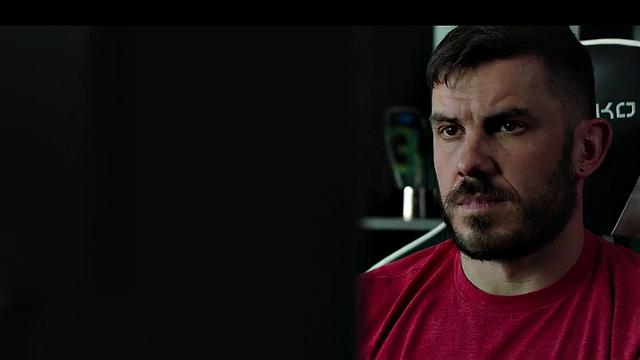 Качок ловит жаркий анальный секс от другого парня на свежем воздухе.