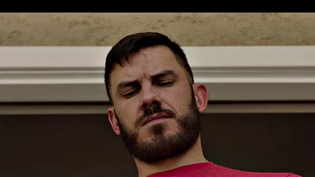 Качок ловит жаркий анальный секс от другого парня на свежем воздухе.