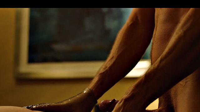 Качок ловит жаркий анальный секс от другого парня на свежем воздухе.