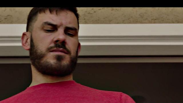 Качок ловит жаркий анальный секс от другого парня на свежем воздухе.