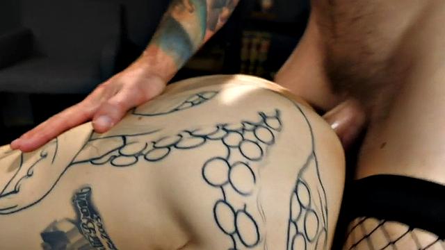 Mesmerized crossdresser fucks office bottom in tight ass