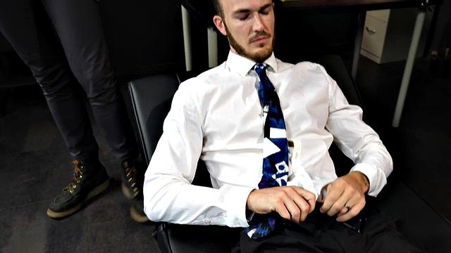 Mesmerized crossdresser fucks office bottom in tight ass