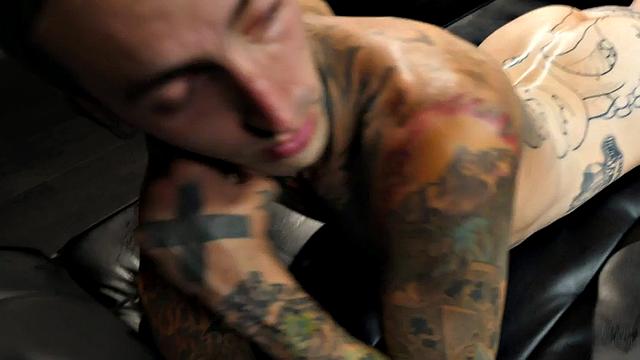 Mesmerized crossdresser fucks office bottom in tight ass