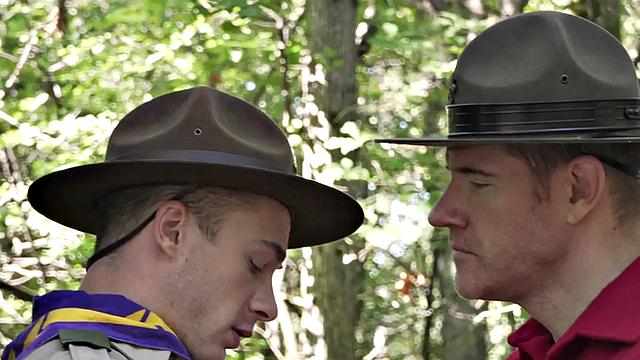 скаут заблудился и нарвался на анальное шоу прямо в кустах