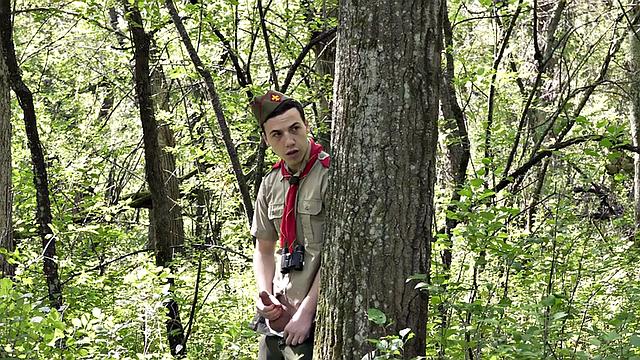 скаут заблудился и нарвался на анальное шоу прямо в кустах