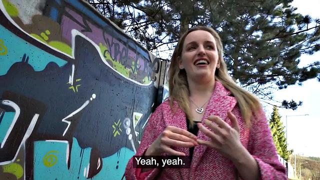 смотри, как зрелая сосёт и трахается за деньги в pov