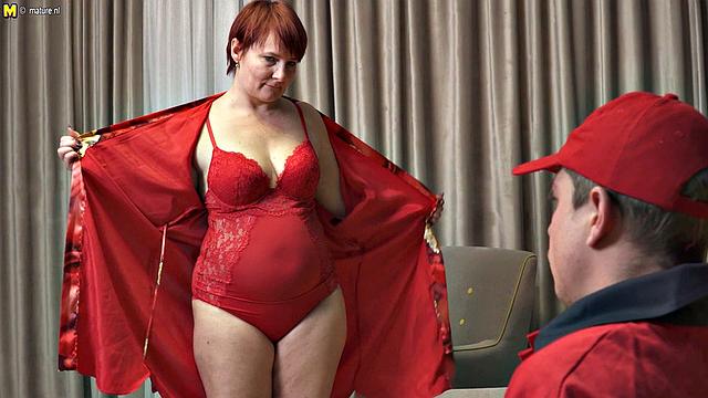 доставщик пришёл с посылкой - а milf с голодом по члену