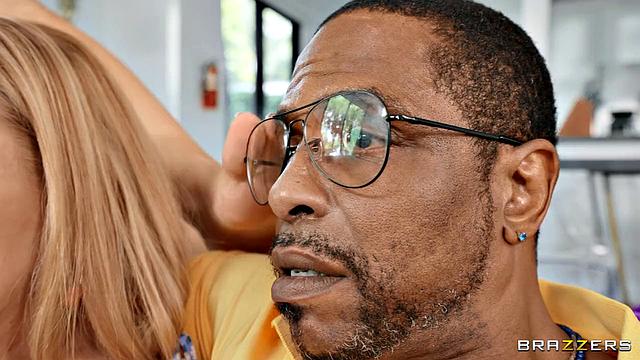 Мэнди возвращается из колледжа и соблазняет нового мужа мамы на диване, пока Вэнди не видит.